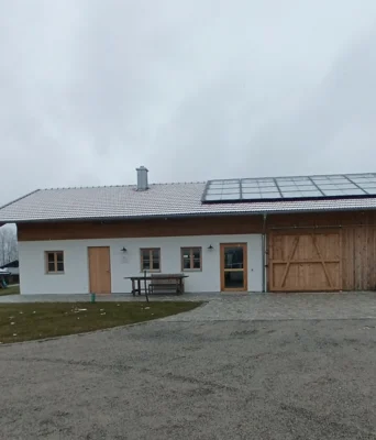 Eckl blickte auf zahlreiche Projekte in der Gemeinde zur&uuml;ck, darunter auch das f&uuml;r ganz Bayern mittlerweile beispielhafte Dorfgemeinschaftshaus Viechtafell.  (Bild vergr&ouml;&szlig;ern)