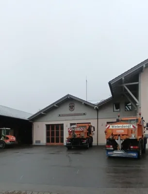Laut B&uuml;rgermeister &bdquo;Synergieeffekt&ldquo; des Gro&szlig;projektes: Der gemeindliche Bauhof wurde mit dem alten Feuerwehrhaus erweitert, die Fahrzeuge sind in den Hallen untergebracht.  (Bild vergr&ouml;&szlig;ern)