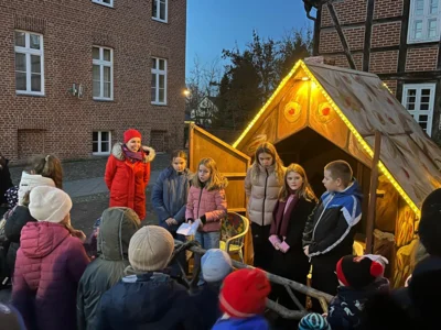 Foto des Albums: Der altbekannte Knecht Ruprecht eröffnet Knusperhäuschen