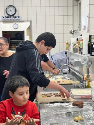 Foto des Albums: Kids aus dem Soldiner Kiez beim Weihnachtsbacken