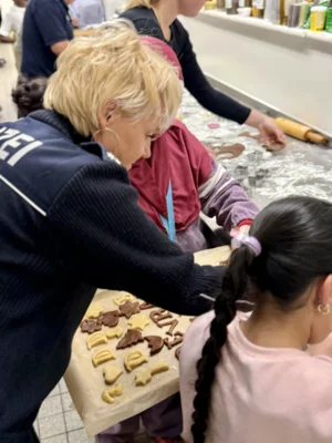 Foto des Albums: Kids aus dem Soldiner Kiez beim Weihnachtsbacken