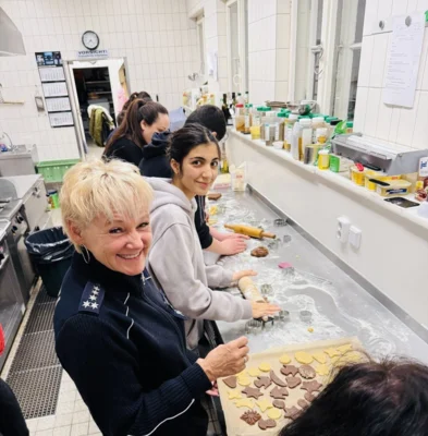 Foto des Albums: Kids aus dem Soldiner Kiez beim Weihnachtsbacken