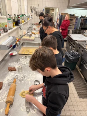 Foto des Albums: Kids aus dem Soldiner Kiez beim Weihnachtsbacken