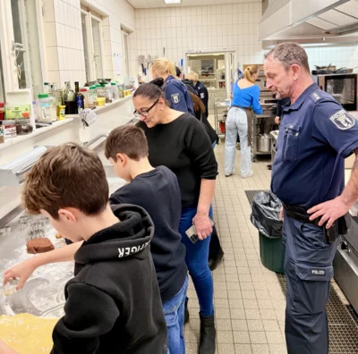 Foto des Albums: Kids aus dem Soldiner Kiez beim Weihnachtsbacken