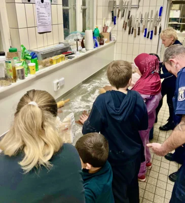 Foto des Albums: Kids aus dem Soldiner Kiez beim Weihnachtsbacken