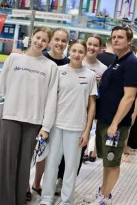 Vorschaubild: Schwimmerinnen des TV Wetzlar mit Coach Uwe Herrmann, Foto: S. Sonnenschein