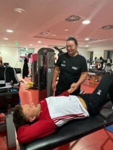 Bild: HSV Physio-Therapeutin Britta Mrozinski betreut Simon Bucher von der SG Frankfurt, Foto: S. Sonnenschein