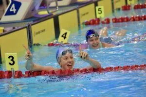 Bild: Hannah Schneider freut sich über ihre tolle Leistung über 100m Brust, Foto: S. Sonnenschein