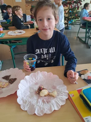 T&uuml;rchen Nr. 9 - Warme Dusche - Pl&auml;tzchen und Kinderpunsch  (Bild vergr&ouml;&szlig;ern)