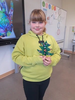 T&uuml;rchen Nr. 14 - Wir schm&uuml;cken unseren Weihnachtsbaum  (Bild vergr&ouml;&szlig;ern)