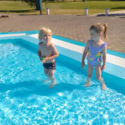 Spa&szlig; im Freibad  (Bild vergr&ouml;&szlig;ern)