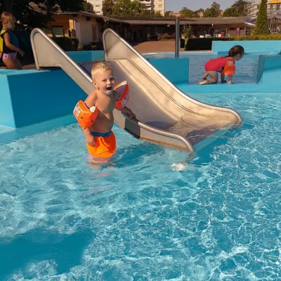 huui, rutschen und planschen macht Spa&szlig;  (Bild vergr&ouml;&szlig;ern)