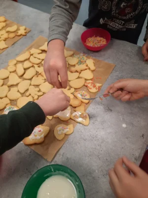Pl&auml;tzchen ausstechen  (Bild vergr&ouml;&szlig;ern)