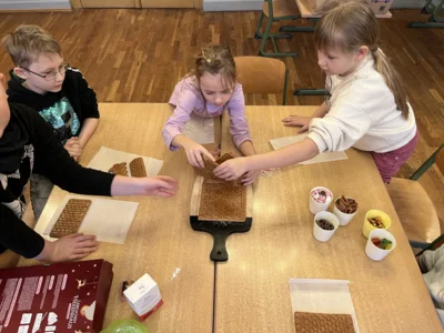 Foto des Albums: Projekt Lebkuchenhaus Klasse 3a 12/25