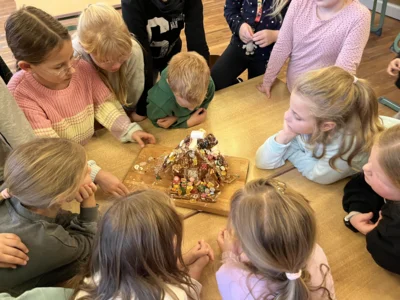 Foto des Albums: Projekt Lebkuchenhaus Klasse 3a 12/25