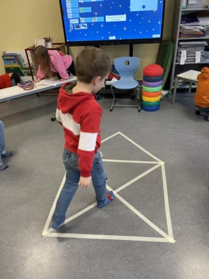 Foto des Albums: Klasse 2b: Forscherstunde zum Haus vom Nikolaus