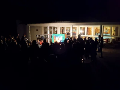 Viele Menschen auf dem Schulhof  (Bild vergr&ouml;&szlig;ern)