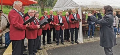 Der M&auml;nnerchor l&auml;sst sich vom Regen nicht beeindrucken  (Bild vergr&ouml;&szlig;ern)