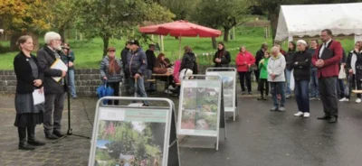Infotafeln zu den G&auml;rten im Wettbewerb  (Bild vergr&ouml;&szlig;ern)