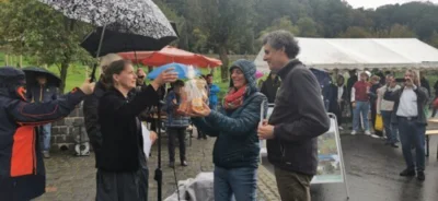 Preisverleihung an ein G&auml;rtnerpaar  (Bild vergr&ouml;&szlig;ern)