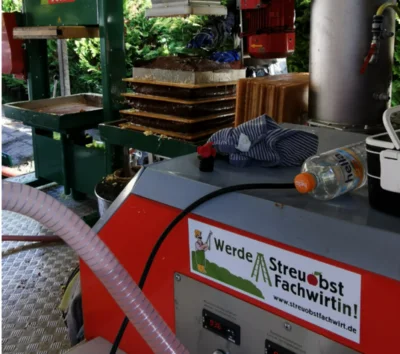 Die Mostpresse macht Saft und pasteurisiert. (alle Fotos: R. Sch&ouml;nherr)  (Bild vergr&ouml;&szlig;ern)