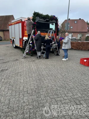 Anbringen des Bogens und der Rosen. 
