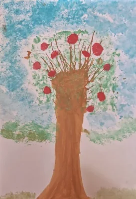 Foto des Albums: Grundschulkinder malen Apfelbilder