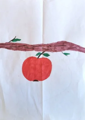 Foto des Albums: Grundschulkinder malen Apfelbilder