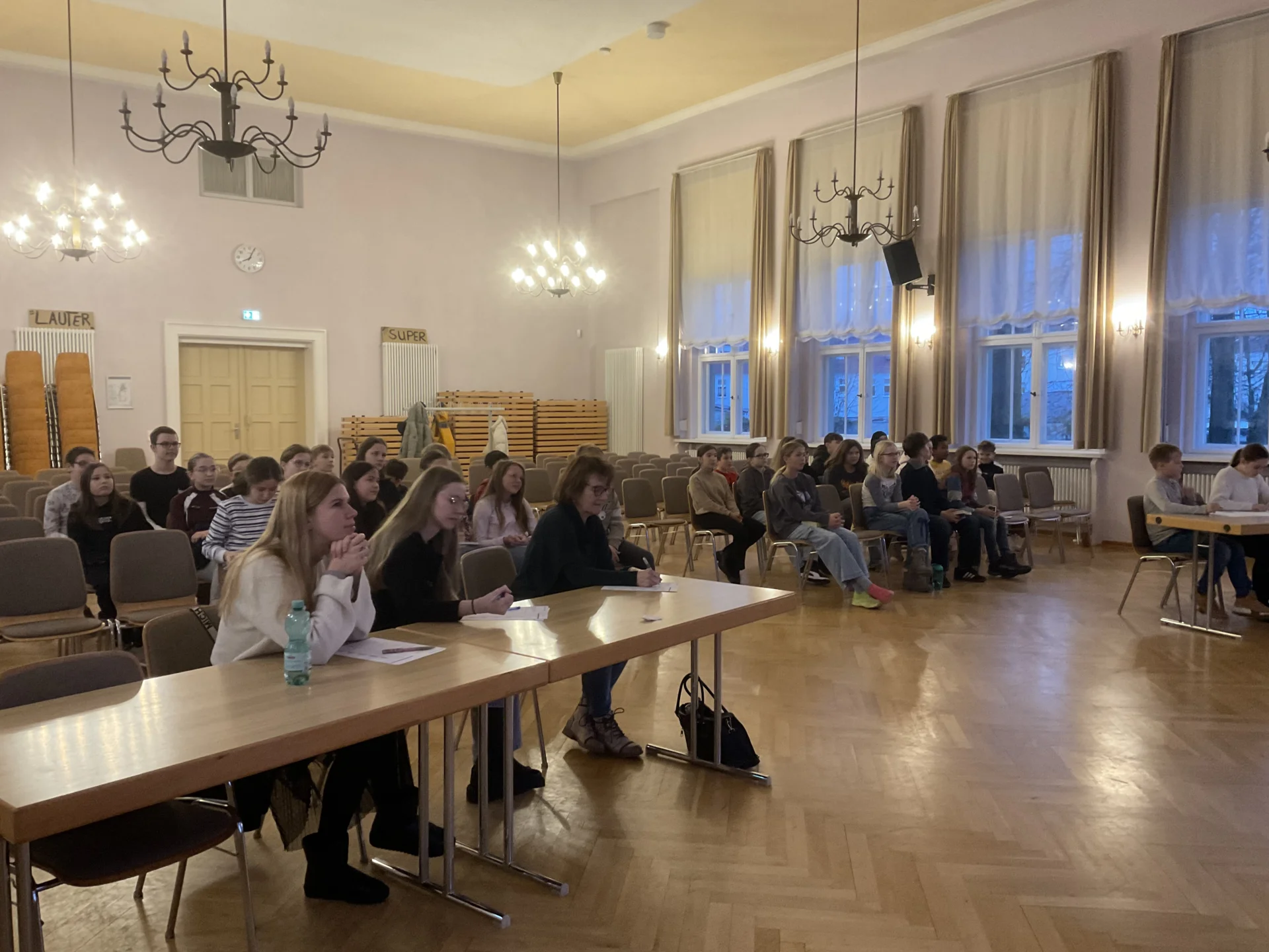 Bild: Publikum und Jury