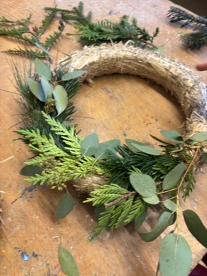 Foto des Albums: Schulgarten-AG bindet Weihnachtskränze