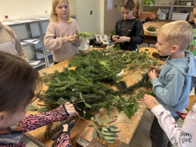 Foto des Albums: Schulgarten-AG bindet Weihnachtskränze
