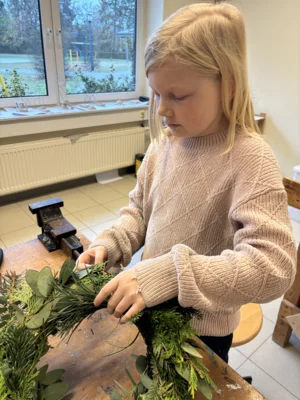 Foto des Albums: Schulgarten-AG bindet Weihnachtskränze