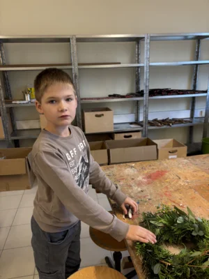 Foto des Albums: Schulgarten-AG bindet Weihnachtskränze