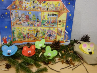 Ein Adventskalender darf nat&uuml;rlich nicht fehlen. Dieses Jahr mit 24 Minib&uuml;chern f&uuml;r die Leseecken.  (Bild vergr&ouml;&szlig;ern)