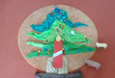 Zum Lied "Z&uuml;nd ein Licht an" haben wir einen Weihnachtsbaum gelegt.  (Bild vergr&ouml;&szlig;ern)