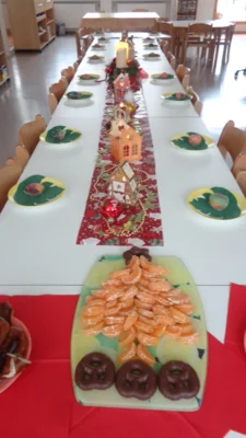 An einer festlichen Weihnachtstafel schmeckt das gemeinsame Essen noch viel besser.  (Bild vergr&ouml;&szlig;ern)