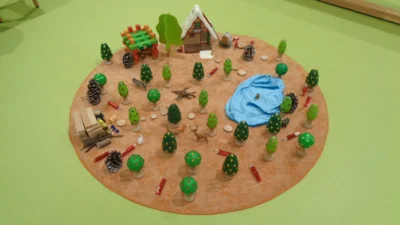 Das M&auml;rchen von H&auml;nsel und Gretel wurde den Kindern erz&auml;hlt und als Theater vorgestellt. Da waren die Kinder ganz fasziniert dabei.  (Bild vergr&ouml;&szlig;ern)