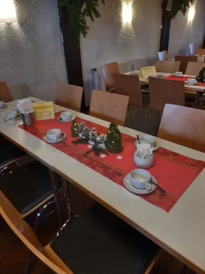 weihnachtliche Tischdeko  (Bild vergr&ouml;&szlig;ern)