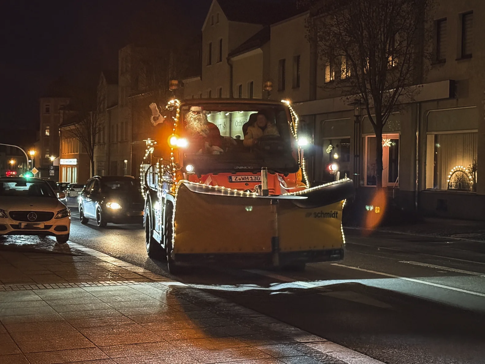 Bild: Der Weihnachtsmann kam in diesem Jahr mit dem Städtischen Bauhof angereist.