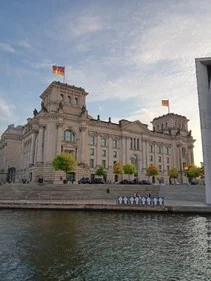 Bild: Bootsrundfahrt durchs Regierungsviertel !