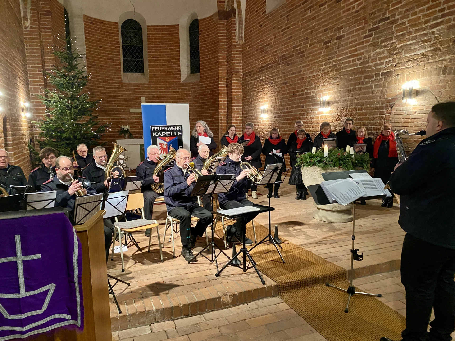 Bild: Feuerwerhkapelle und Chor Wust