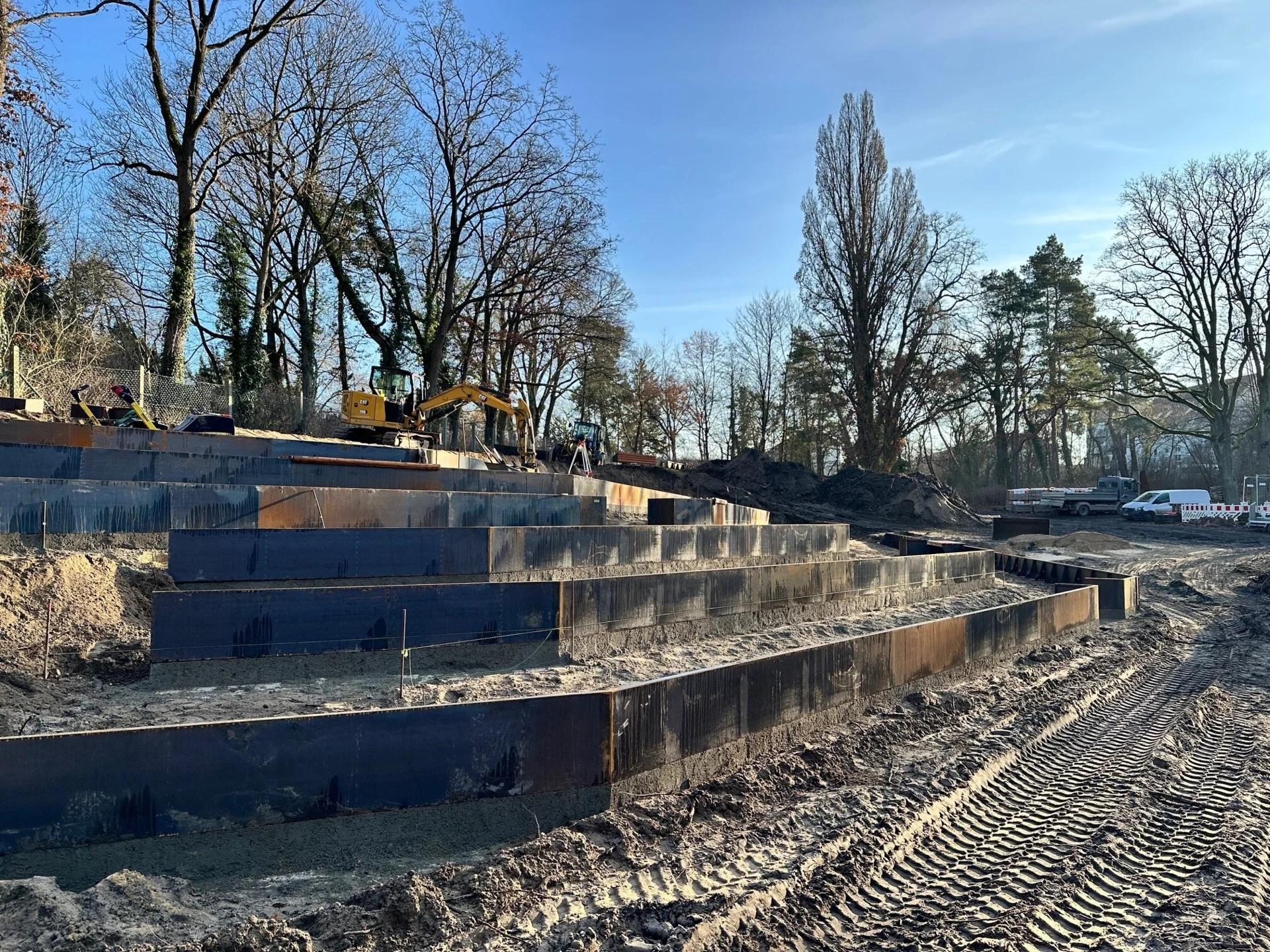 Bild: Parallel zu den Arbeiten am Teich entstehen in unmittelbarer Nähe, in der natürlichen Hanglage in Richtung Friedhof, Pflanzterrassen