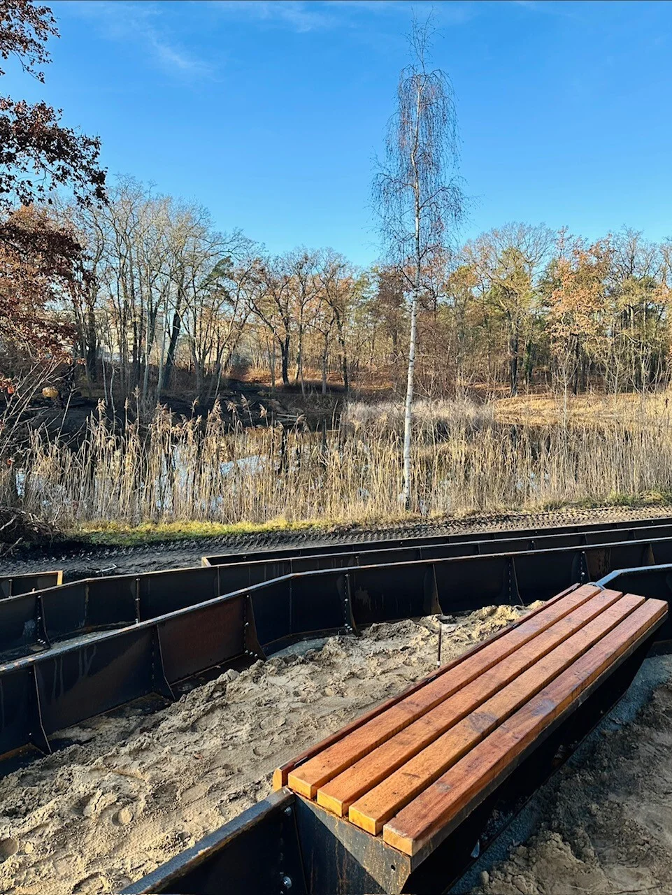 Bild: Die an ein Amphitheater erinnernden Pflanzterrassen erhalten zudem einzelne Sitzbänke