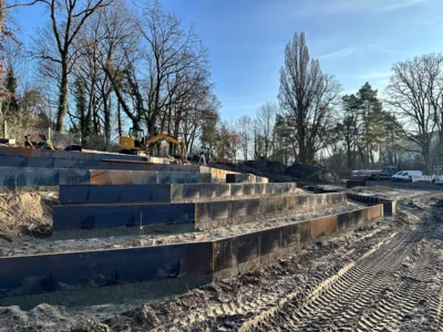 Parallel zu den Arbeiten am Teich entstehen in unmittelbarer N&auml;he, in der nat&uuml;rlichen Hanglage in Richtung Friedhof, Pflanzterrassen 