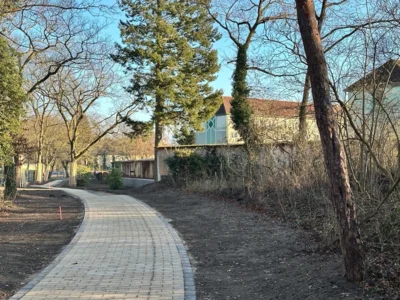 Nahezu abgeschlossen ist bereits die neue Wegeverbindung zwischen dem Park am Schwanenteich und dem Modellquartier am K&uuml;lzberg 