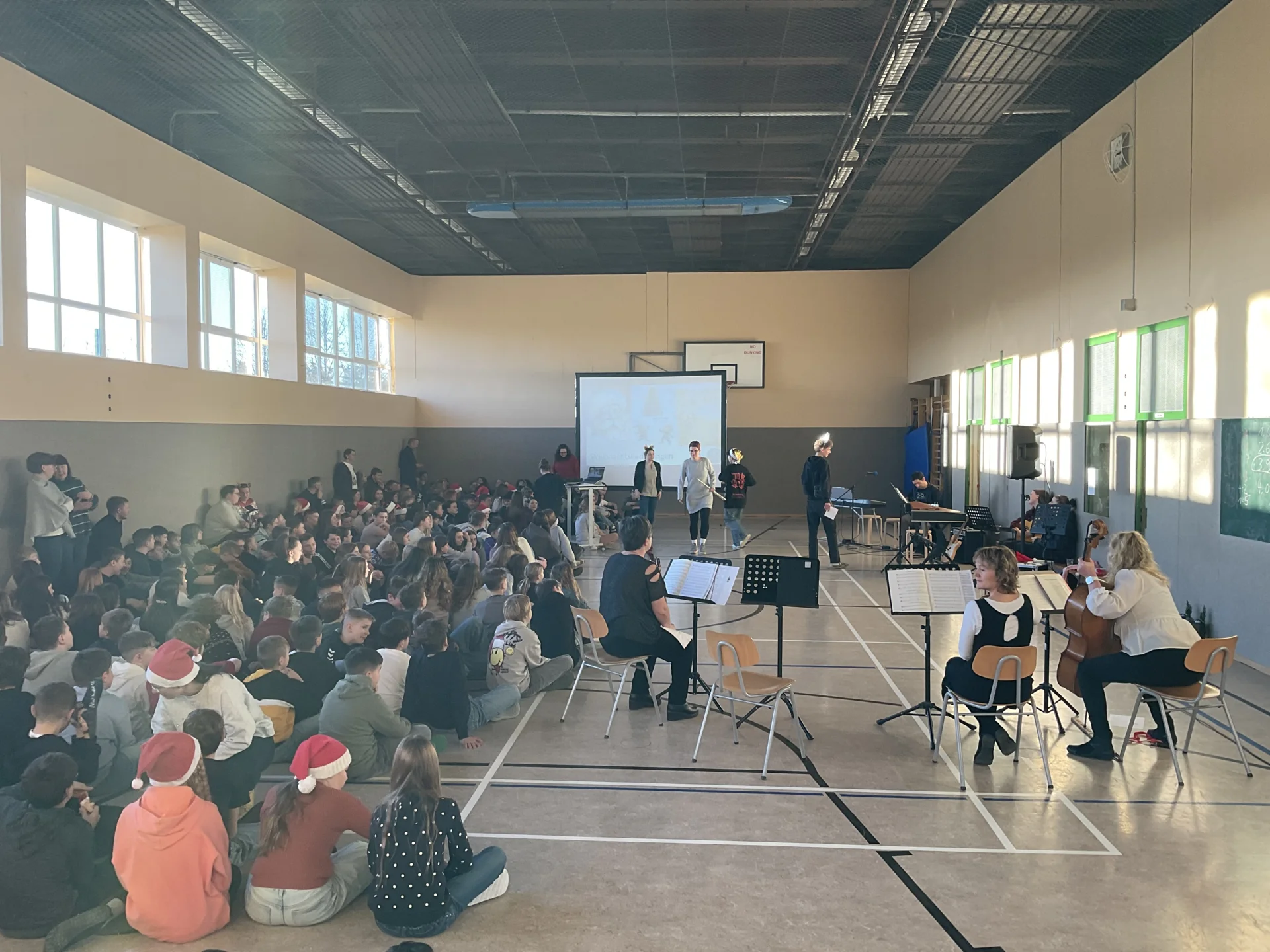 Bild: Weihnachtsliedersingen in der Turnhalle