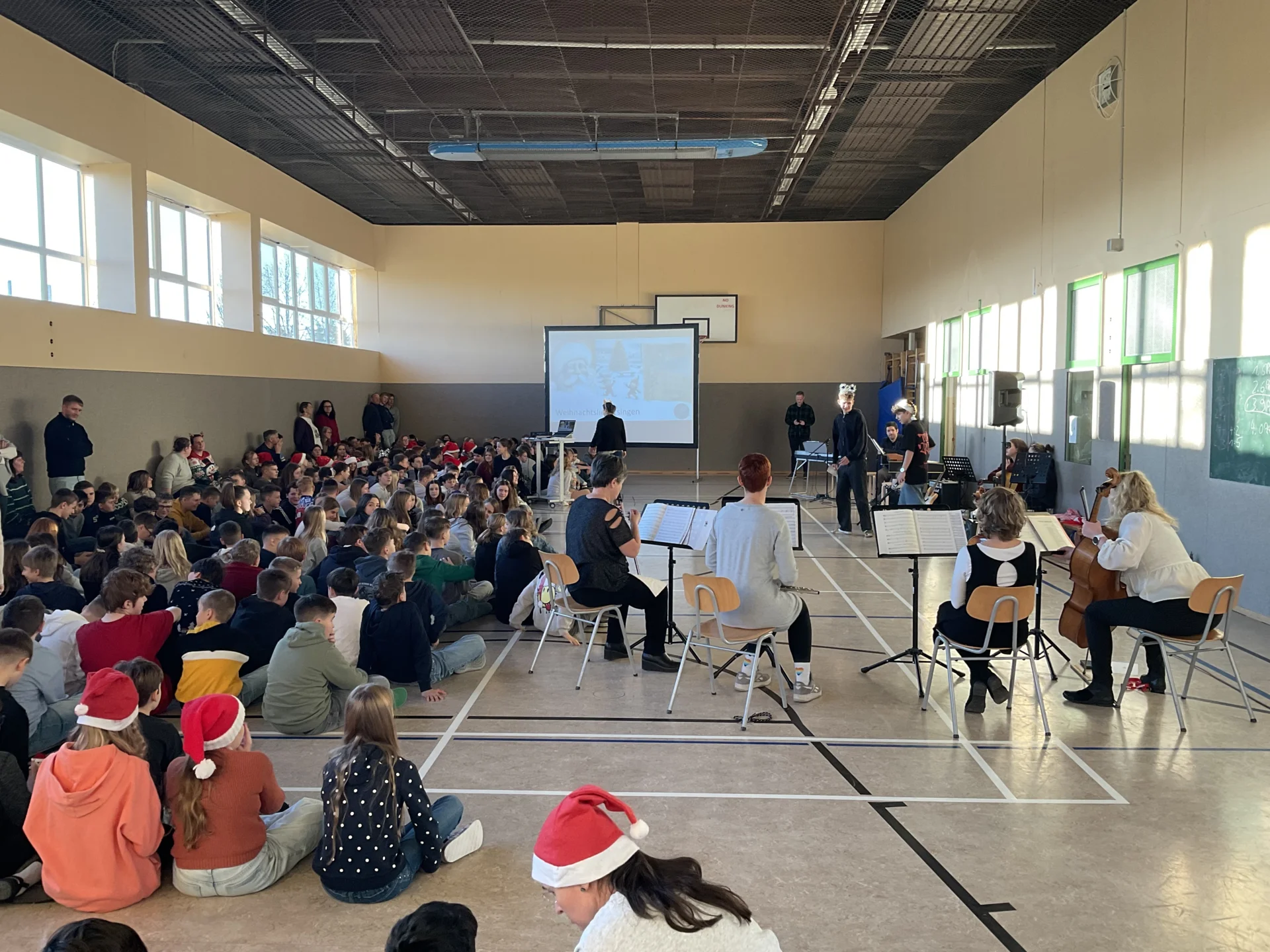 Bild: Weihnachtsliedersingen in der Turnhalle