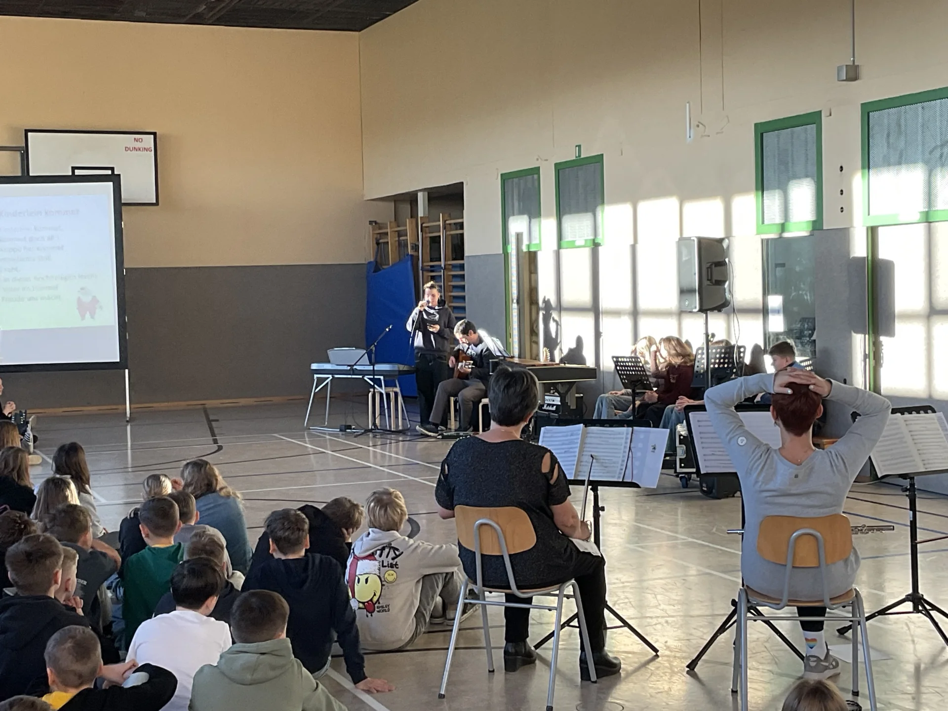 Bild: Unser kleines Orchester spielt Weihnachtslieder