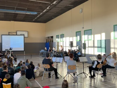 Unser kleines Orchester spielt Weihnachtslieder  (Bild vergr&ouml;&szlig;ern)