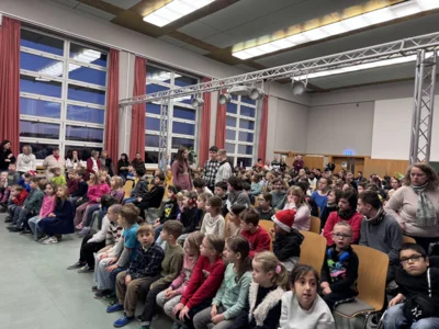 Foto des Albums: Gemeinsam singen, gemeinsam fühlen: Traditionelles Weihnachtssingen an der Bauhausschule